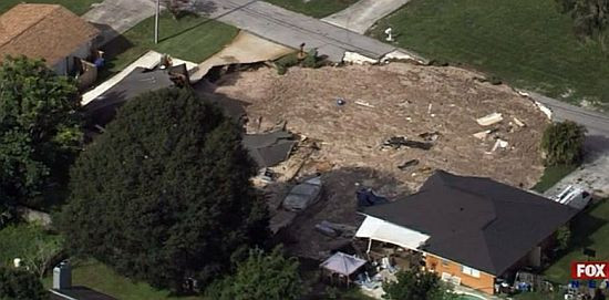 Τεράστια τρύπα «κατάπιε» δύο σπίτια και ένα σκάφος στη Φλόριντα (βίντεο)